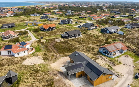 Helga - 650M from the Sea: Swimming Pool, Resort Town