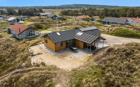 Helga - 650M from the Sea: Swimming Pool, Resort Town
