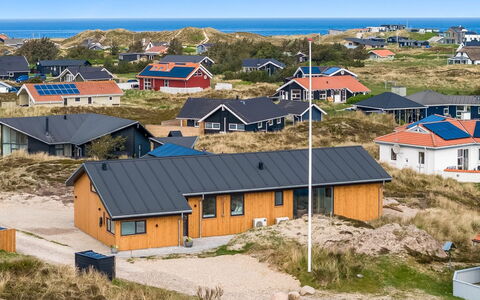 Helga - 650M from the Sea: Swimming Pool, Resort Town