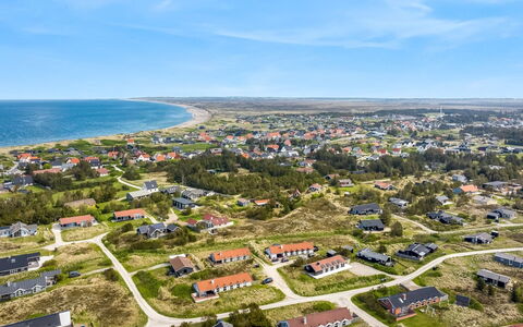 Helga - 650M from the Sea: Swimming Pool, Resort Town