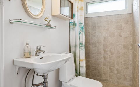 Auli - 125M from the Sea: Bathroom, Toilet Seat, Toilet, Plumbing Fixture, Interior Design, Bathroom Sink, Sink, Flooring, Floor, Tap