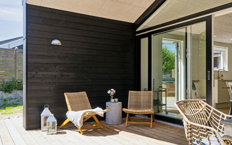 Lonneke - 450M from the Sea