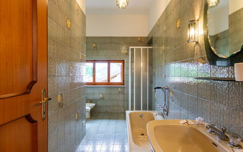 Claudio: Mirror, Tap, Plumbing Fixture, Property, Sink, Building, Bathroom, Lighting, Wood, Bathtub