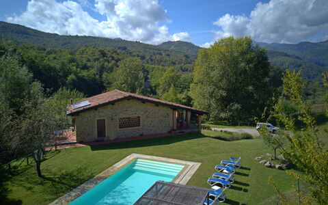 Casetta Verde: Cloud, Plant, Sky, Property, Water, Building, Azure, Mountain, Tree, Swimming Pool