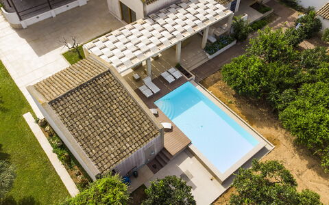 Villa Terrenove: Plant, Property, Building, Window, Water, Swimming Pool, Shade, Rectangle, Urban Design, Architecture