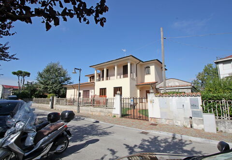 Appartamento Levante: Sky, Building, Property, Plant, Wheel, Window, Infrastructure, Road Surface, Tree