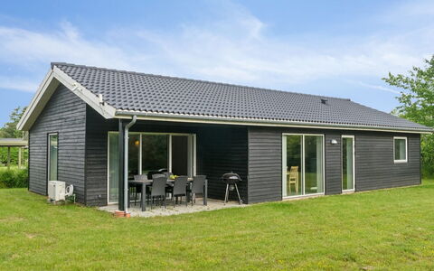 Dorreth - 3.2Km from the Sea: Blue, Shrub, Cottage, Groundcover, Garden, Estate, Shade, Landscaping, Farmhouse, Eco Hotel