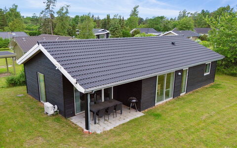 Dorreth - 3.2Km from the Sea: Blue, Shrub, Cottage, Groundcover, Garden, Estate, Shade, Landscaping, Farmhouse, Eco Hotel