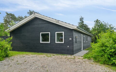 Dorreth - 3.2Km from the Sea: Blue, Shrub, Cottage, Groundcover, Garden, Estate, Shade, Landscaping, Farmhouse, Eco Hotel