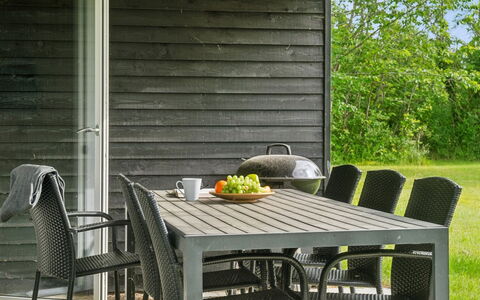 Dorreth - 3.2Km from the Sea: Blue, Shrub, Cottage, Groundcover, Garden, Estate, Shade, Landscaping, Farmhouse, Eco Hotel