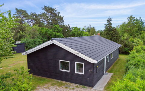Dorreth - 3.2Km from the Sea: Blue, Shrub, Cottage, Groundcover, Garden, Estate, Shade, Landscaping, Farmhouse, Eco Hotel