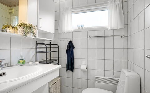 Bosse - from the Sea: Plumbing Fixture, Flooring, Interior Design, Sink, Floor, Toilet Seat, Toilet, Bathroom Sink, Bathroom, Tap