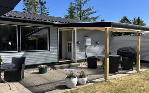 Bosse - from the Sea: Door, Shade, Siding, Yard, Outdoor Structure, Awning, Patio, Porch, Backyard, Houseplant