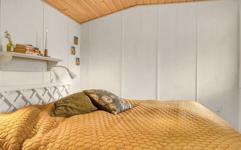 Ellinore - from the Sea: Bedroom, Bed, Wood, Bed Sheet, Bedding, Interior Design, Linens, Flooring, Floor, Ceiling