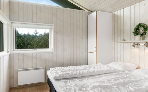 Juris - 950M from the Sea: Wood, Ceiling, Floor, Bedroom, Plank, Hardwood, Bedding, Wood Stain, Daylighting, Bed