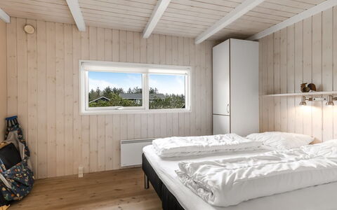 Juris - 950M from the Sea: Wood, Bedroom, Plank, Hardwood, Bedding, Bed, Wood Stain, Freezing, Bed Frame, Bed Sheet
