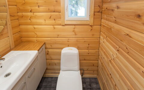 Kuukkelin Kehto: Flooring, Wood, Toilet Seat, Toilet, Plumbing Fixture, Floor, Bathroom, Plumbing, Wood Stain, Bathroom Sink