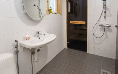 Kuukkelin Kehto: Bathroom, Plumbing Fixture, Wall, Flooring, Bathroom Sink, Floor, Interior Design, Sink, Toilet, Tap