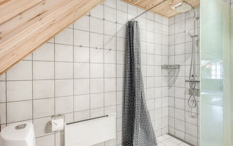 Niesina - 600M to the Fjord: Flooring, Plumbing Fixture, Floor, Wood, Bathroom, Interior Design, Ceiling, Plumbing, Tap, Sink