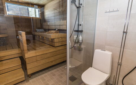 Casa Krogerus Ruka: Flooring, Floor, Plumbing Fixture, Interior Design, Wood, Bathroom, Plumbing, Toilet, Tile, Tap