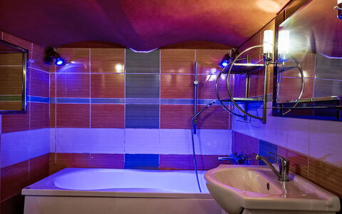 U Myšáka: Tap, Purple, Blue, Light, Plumbing Fixture, Sink, Bathroom, Building, Bathtub, House