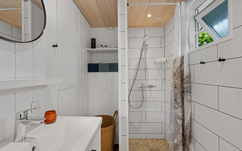Terkel - 800M to the Fjord: Flooring, Wood, Plumbing Fixture, Floor, Interior Design, Bathroom, Plumbing, Tap, Ceiling, Room