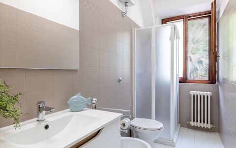 Cyca Holiday Home: Tap, Plumbing Fixture, Sink, Property, Bathroom Sink, Plant, Bathroom, Window, Mirror, Interior Design