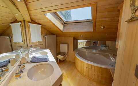 Chalet Rebhalde: Plumbing Fixture, Wood, Interior Design, Bathtub, Plumbing, Floor, Tap, Bathroom, Sink, Wood Stain