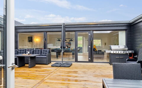 Marinus - 800M from the Sea: Roof, Home, Door, Cottage, Shade, Siding, Yard, Estate, Backyard