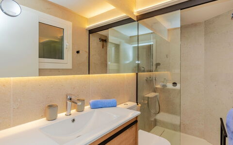 Loft Cau: Bathroom Sink, Bathroom, Plumbing Fixture, Flooring, Interior Design, Mirror, Sink, Floor, Bathroom Cabinet, Tap