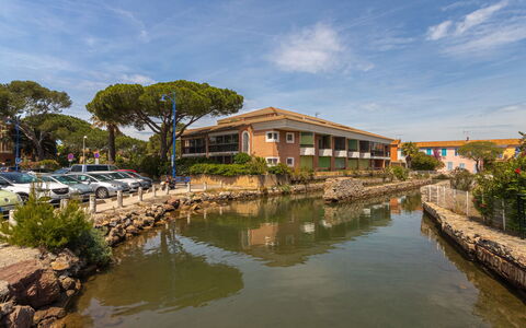Les Palmiers: Water, Cloud, Sky, Plant, Building, Tree, Natural Landscape, Watercourse, House, Bank