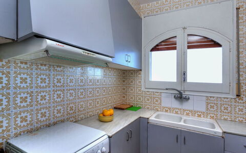 Llançà 603: Room, Countertop, Property, Tile, Cabinetry, Interior Design, Furniture, Sink, Kitchen, Building