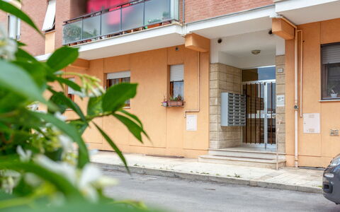 Conero Bluloft: Building, Property, Plant, Window, Architecture, Neighbourhood, Wall, House, Real Estate, Residential Area