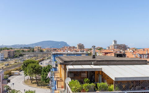 Conero Bluloft: Sky, Daytime, Plant, Building, Urban Design, Tree, Residential Area, Morning, Real Estate, City