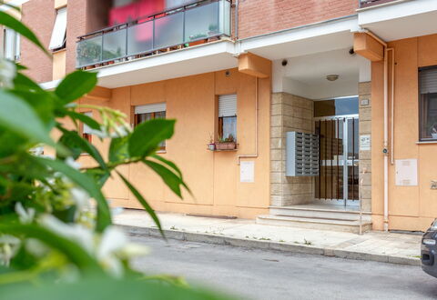 Conero Bluloft: Building, Property, Plant, Window, Architecture, Neighbourhood, Wall, House, Real Estate, Residential Area