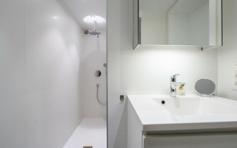 Villa George with Terrace: Tap, Plumbing Fixture, Building, Bathroom Sink, Bathroom, Lighting, Interior Design, Bathtub