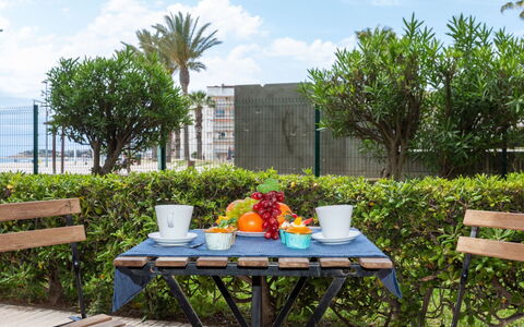 La Pineda 650: Cloud, Plant, Sky, Table, Property, Plant Community, Furniture, Botany, Outdoor Furniture, Building