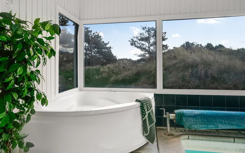 Annlisa - 1Km from the Sea: Interior Design, Bathtub, Plumbing Fixture, Floor, Glass, Bathroom, Shade, Plumbing, Ceiling, Tap
