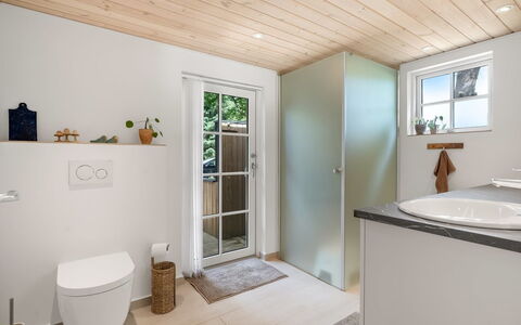 Jenvold - 1.5Km from the Sea: Flooring, Plumbing Fixture, Floor, Wood, Interior Design, Ceiling, Bathroom, Plumbing, Home, Sink