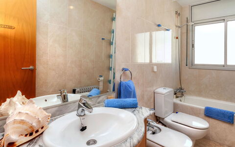 Fane de Baix i: Mirror, Plumbing Fixture, Tap, Sink, Property, Bathroom Sink, Window, Azure, Bathroom, Purple