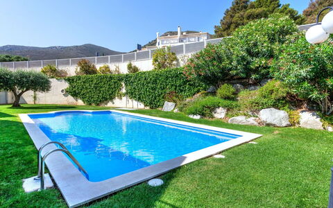 Fane de Baix i: Water, Plant, Sky, Property, Daytime, Green, Building, Swimming Pool, Azure, Nature