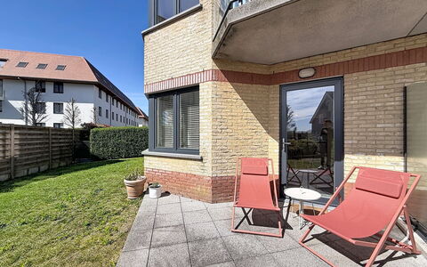 Petite Oasis: Residential Area, Home, Composite Material, Apartment, Shade, Yard, Balcony, Driveway, Landscaping, Courtyard