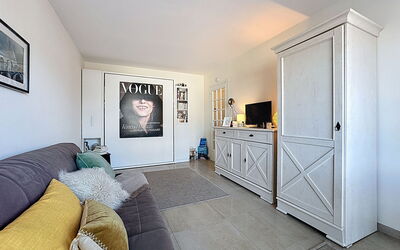 Ascot 632.2: Flooring, Interior Design, Floor, Wood, Furniture, Ceiling, Room, Couch, Living Room, Apartment