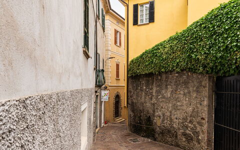 Gravedona 786: Window, Road Surface, Building, Plant, Wood, Neighbourhood, Wall, Flooring, House