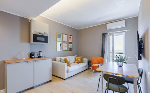 Suite Mareconero: Furniture, Property, Couch, Comfort, Houseplant, Wood, Living Room, Picture Frame, Interior Design, Orange