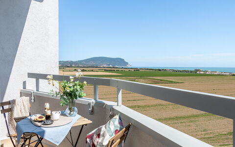 Suite Mareconero: Sky, Table, Furniture, Chair, Building, Flowerpot, Plant, Tableware, Water, Outdoor Furniture