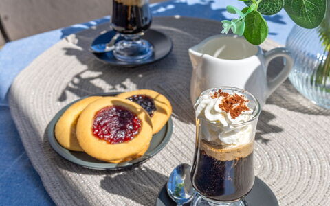 Suite Mareconero: Food, Tableware, Drinkware, Dishware, Table, Ingredient, Serveware, Drink