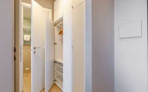 Suite Mareconero: Building, Wood, Door, Floor, Flooring, Bathroom, House, Hardwood, Ceiling