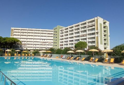 Suite Mareconero: Water, Building, Property, Swimming Pool, Sky, Azure, Tree, Plant, Condominium, Leisure