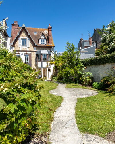 Villa Deauville: Table, Furniture, Sky, Plant, Property, Building, Tableware, Chair, Outdoor Table, Outdoor Furniture